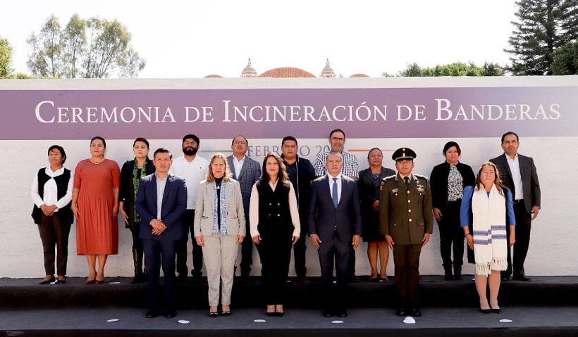 Encabeza Mundo Tlatehui ceremonia de incineración de banderas