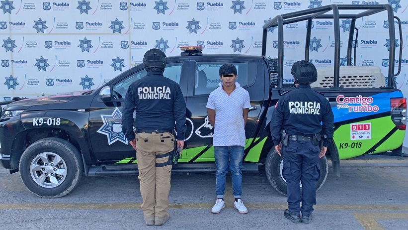 Policía municipal de Puebla detuvo a un hombre por robo de vehículo a conductor de plataforma móvil