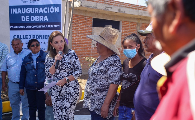 Entrega Paola Angon pavimentación en Tlautla, tras 35 años de espera