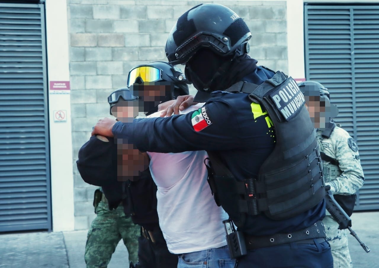 Resultado de la coordinación interinstitucional, asegura la SSC a cinco personas en posesión de tres armas de fuego