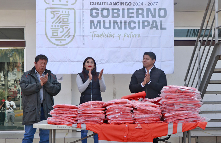 Entrega Omar Muñoz uniformes a personal de parques y jardines