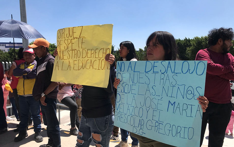 Piden padres admisión de amparos para evitar desalojo de estudiantes
