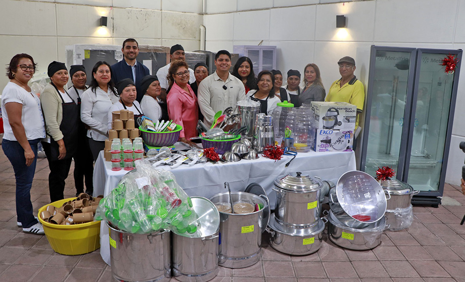 Omar Muñoz y Tere Alfaro entregan refrigerador a la estancia de día de Cuautlancingo