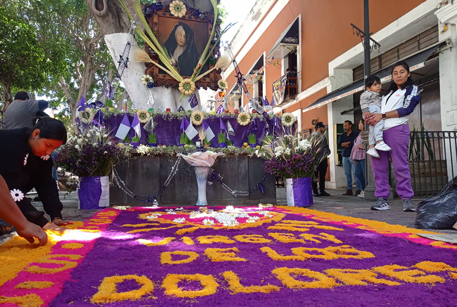 Para preservar las tradiciones, anticuarios de Los Sapos instalan altar de la Virgen de Dolores