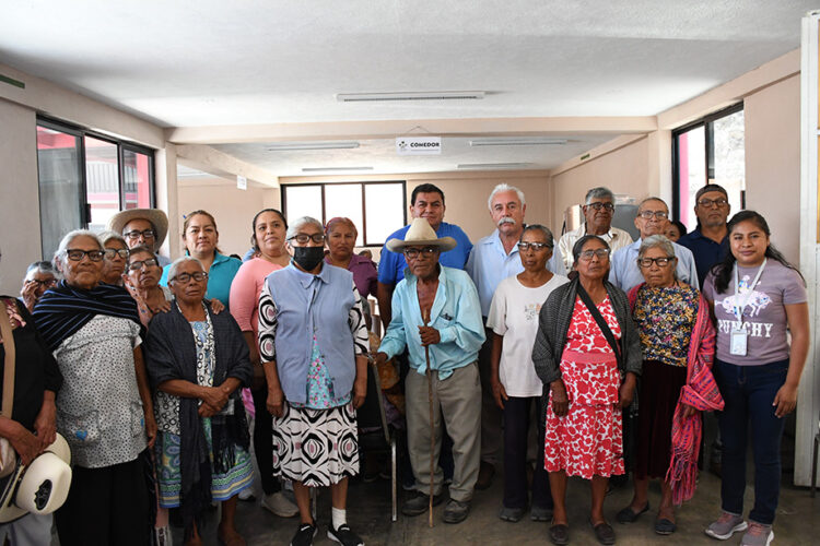 Ayudan a adultos mayores con lentes