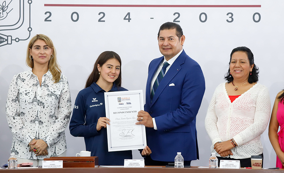 Alejandro Armenta reconoce a nadadora poblana por su participación internacional