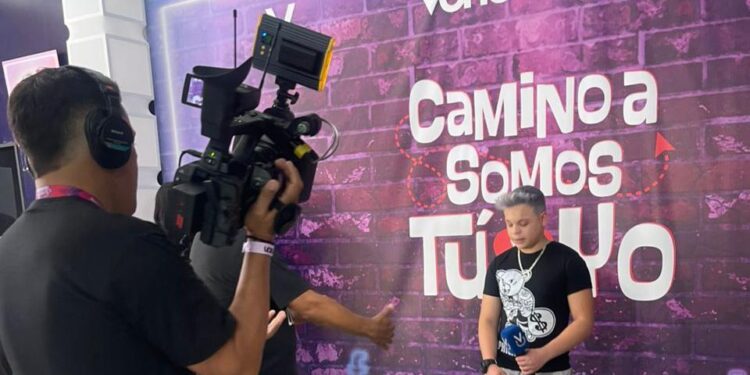 Jhey, el talento de La Guaira, avanza en «Camino a Somos Tú y Yo» y conquista al público