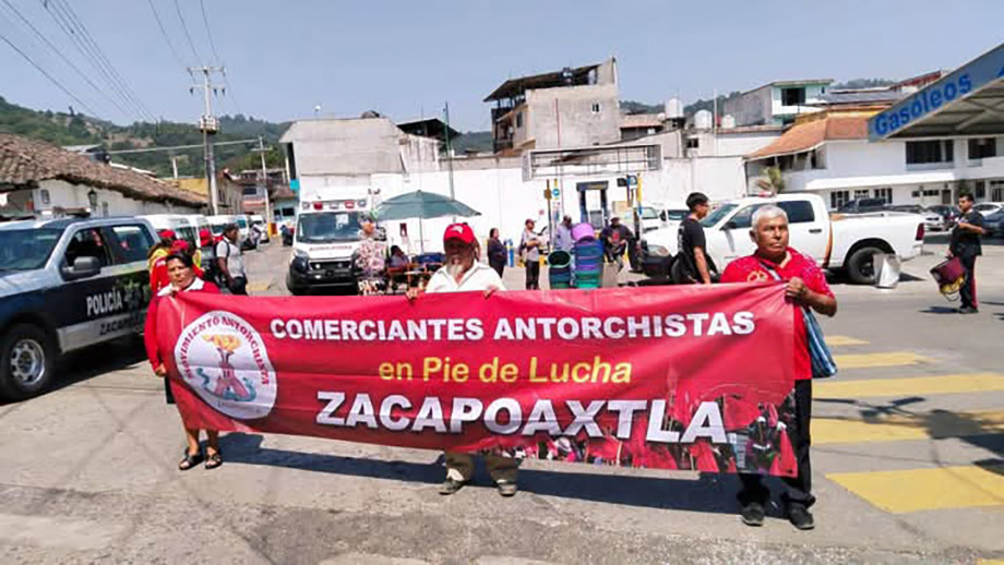 Desfilan en las calles de Zacapoaxtla por el Día del trabajo