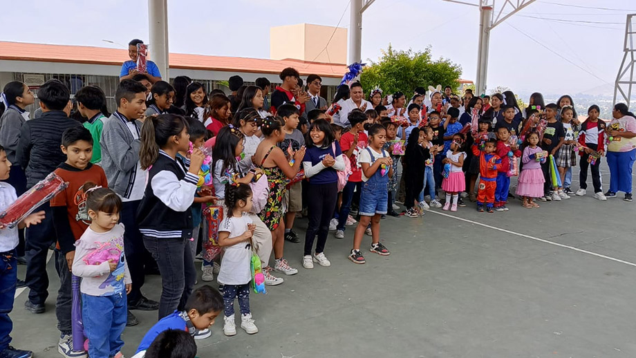 Celebran el día del niño en la unidad educativa mujeres ilustres