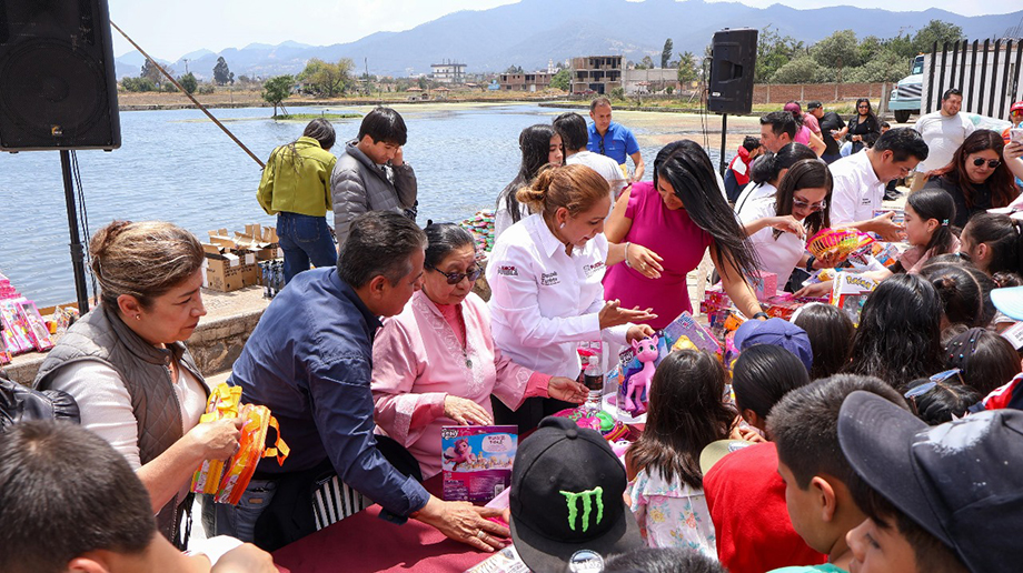 Niñez de Chignahuapan recibe juguetes por Día del Niño y la Niña