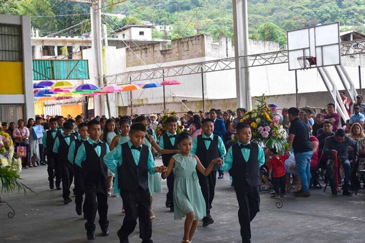 En Huitzilan, ¡niños alegres, danzantes, declamadores y estudiosos!