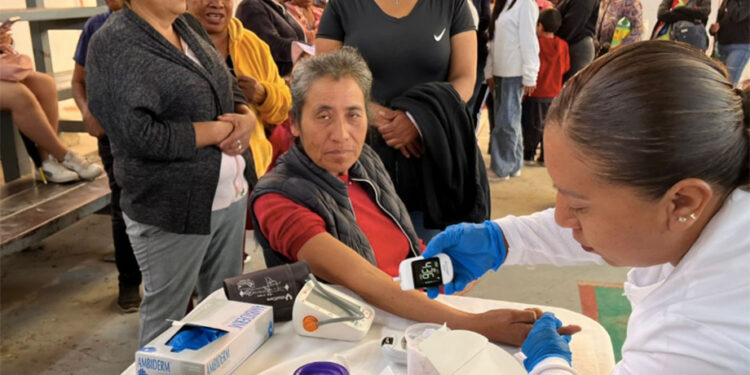 Lleva Antorcha salud a Amozoc