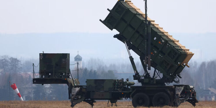Trump enviará sistema de defensa aérea Patriot a Ucrania