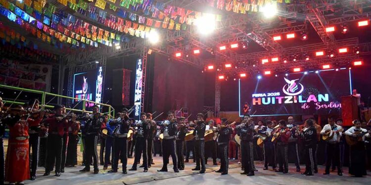 Interpretan el «Huapango de Moncayo” un ensamble de 10 mariachis