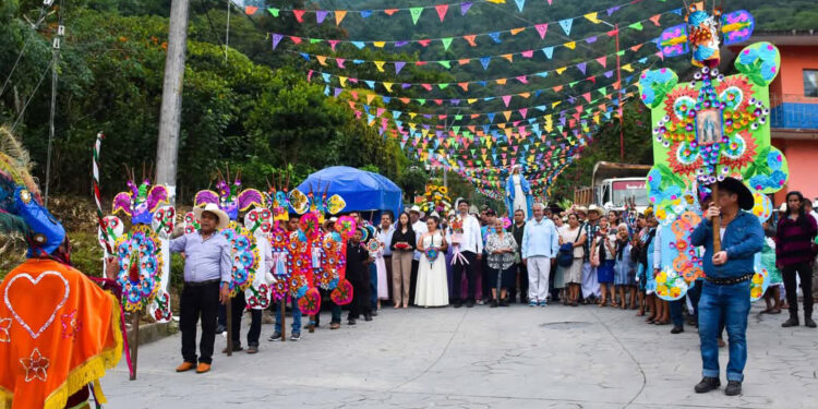 Integrantes del Movimiento Antorchista participan en el cierre de feria en Huitzilan de Serdán