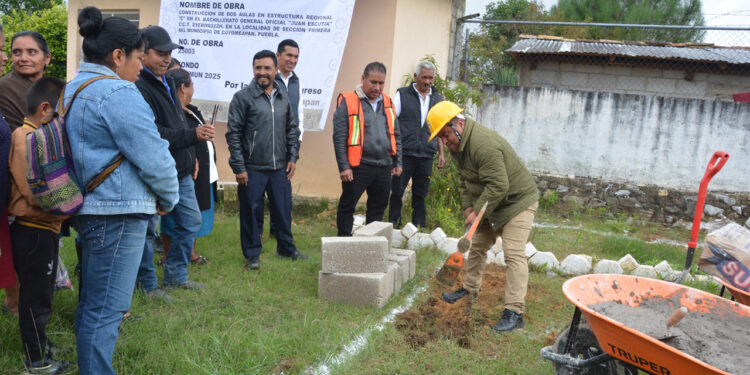 Gobierno municipal de Coyomeapan inicia la construcción de aulas en el Bachillerato «Juan Escutia»