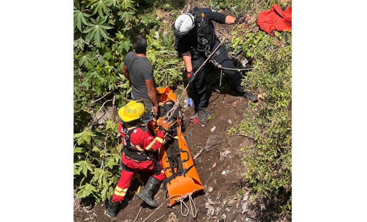 Extrae Protección Civil a un hombre que cayó en una barranca