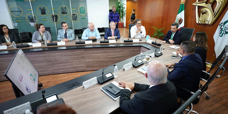 Reunión con Delegaciones Estratégicas para garantizar más cirugías y consultas y menos tiempos de espera: 2-30-100