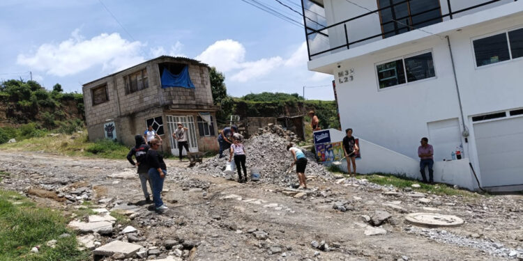 Realizan faena comunitaria para reparar calles afectadas por lluvias
