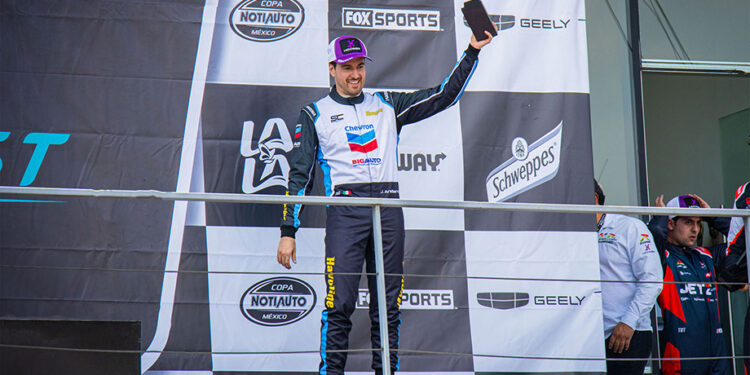 José Arellano subió al podio en el Autódromo Hermanos Rodríguez