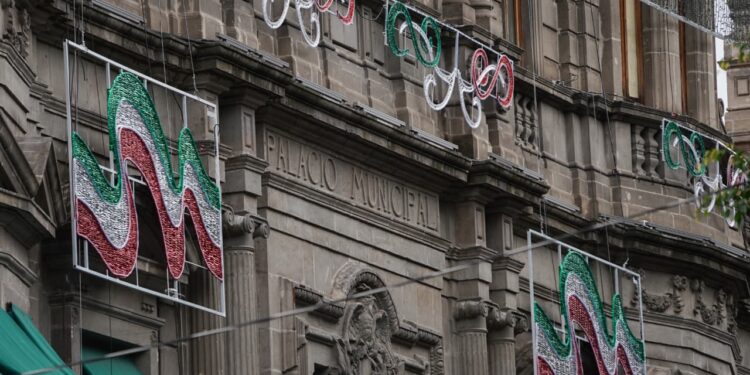 Instala Gobierno de la Ciudad adornos conmemorativos a las Fiestas Patrias