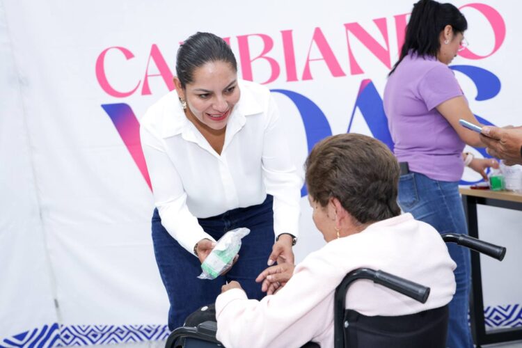 Lupita Cuautle encabeza entrega de medicamentos dentro de “Cambiando Vidas”