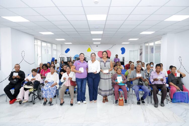 Lupita Cuautle encabeza entrega de medicamentos dentro de “Cambiando Vidas”