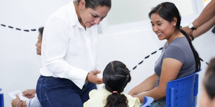 Lupita Cuautle encabeza entrega de medicamentos dentro de “Cambiando Vidas”