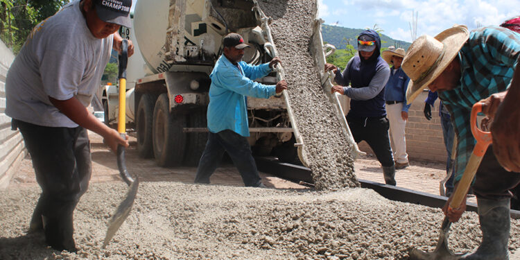 Antorcha pavimenta calle Llano Largo en Olomatlán