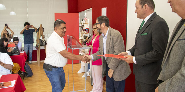Culminan microempresas programa de capacitación, gracias a IBERO Puebla y VWFS