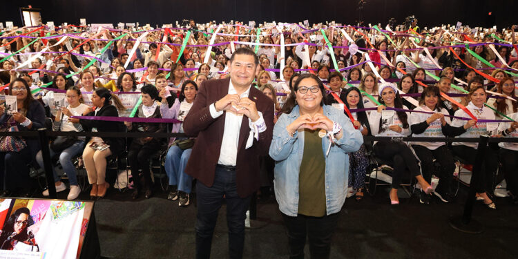 Puebla primer estado en crear la red de Mujeres Tejedoras de la Patria