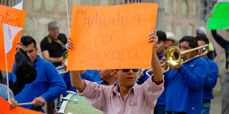 Oaxaca: los lujos de los políticos y la represión contra los estudiantes