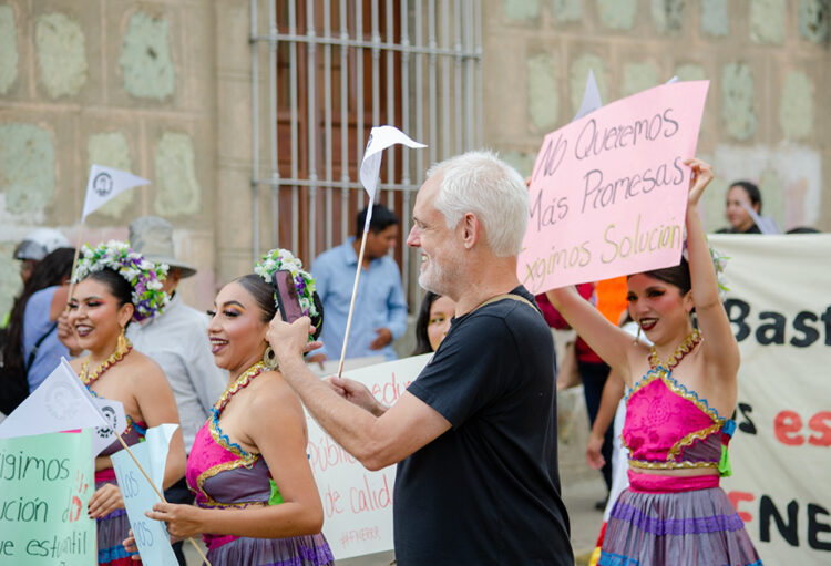 Oaxaca: los lujos de los políticos y la represión contra los estudiantes