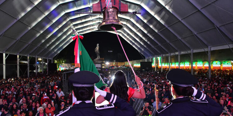 Tonantzin Fernández encabeza el Grito de Independencia en San Pedro Cholula