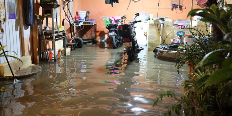 Omar Muñoz recorre y entrega apoyos a familias afectadas por inundaciones