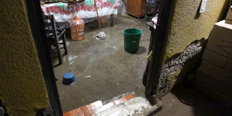 Omar Muñoz recorre y entrega apoyos a familias afectadas por inundaciones