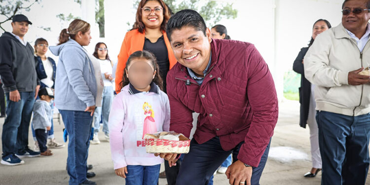 Omar Muñoz entrega explanada cívica del preescolar Aquiles Serdán