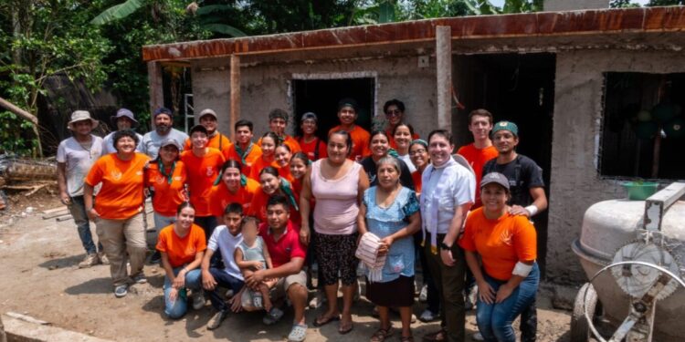 Voluntarios de la Anáhuac Puebla se solidarizan con familias y construyen hogares en comunidad indígena