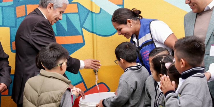 Promueve Lupita Cuautle conciencia ambiental en escuelas con mecanismos de captación de agua