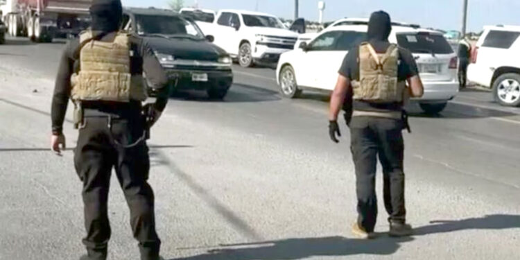 Fiscales de Reynosa balean un vehículo, investigan los hechos pero hay un menor muerto y sus padres heridos