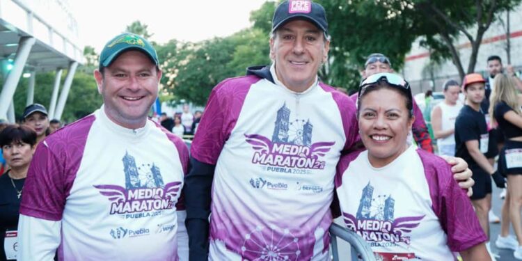 Pepe Chedraui dio el banderazo de la salida al Medio Maratón 21K Puebla 2025