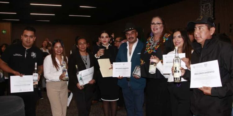 Reconocen a mezcaleros poblanos por su labor y aporte económico