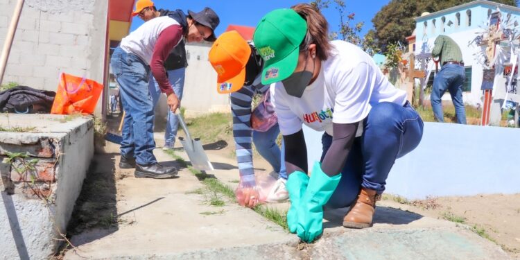 Con acciones de mantenimiento en panteones, Huejotzingo se prepara para el Día de Muertos