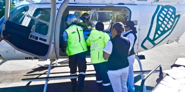SUMA realiza traslado aéreo de adolescente con dengue desde Huauchinango