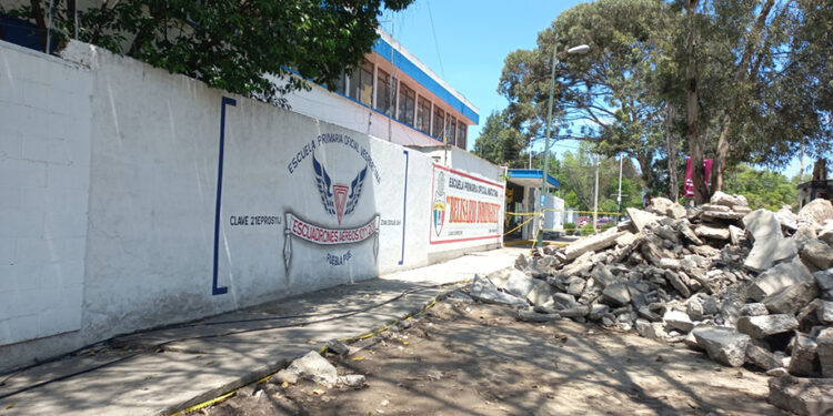 Atiende CAPCEE la reconstrucción de escuela en Puebla Capital por temporada de lluvia