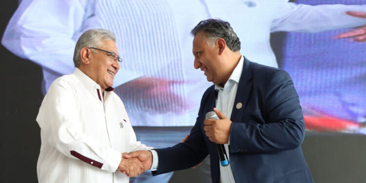 Alfonso Cepeda Salas coloca la primera piedra de la Escuela de Natación del SNTE 51