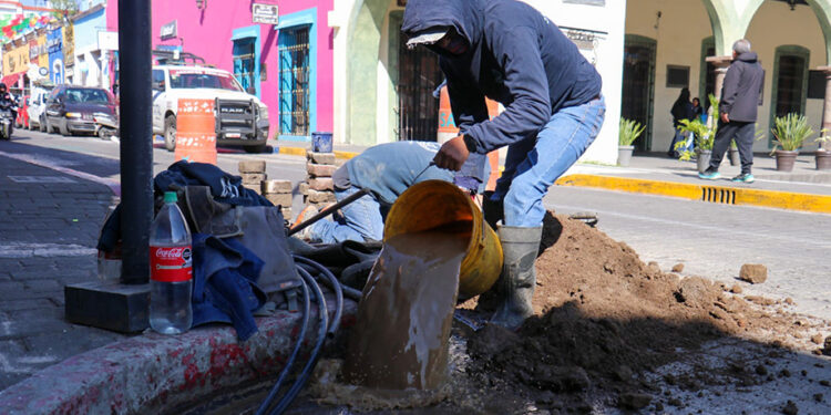 SOSAPACH atiende fuga de agua en el primer cuadro del zócalo de San Pedro Cholula