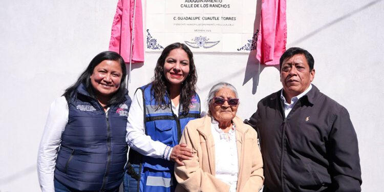 Entrega Lupita Cuautle adoquinamiento en San Bernardino Tlaxcalancingo