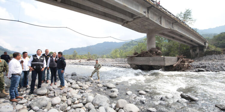 Con módulos de maquinaria, gobierno estatal previene inundaciones en Sierra Norte