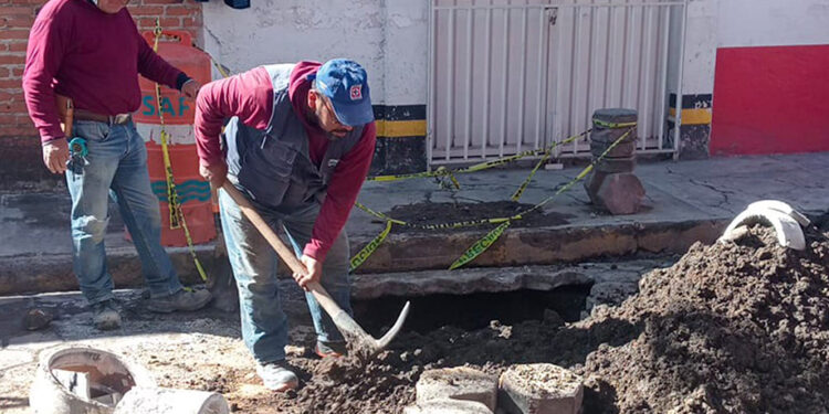 Atiende SOSAPACH reporte ciudadano por fuga de agua en la 7 Oriente